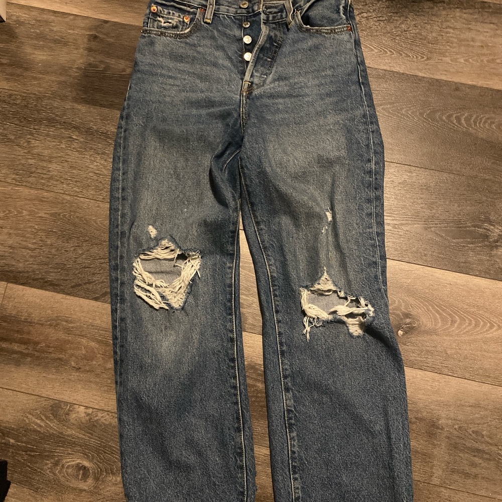 Levi's 25x27 rib cage straight ankle  ripped